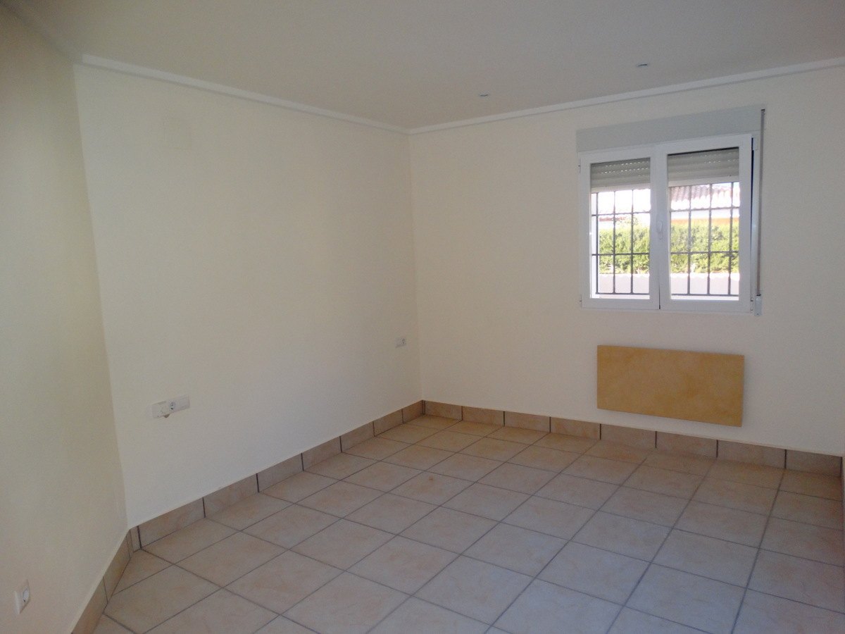 Bedrijfsgebouw met 4 appartementen te koop in Javea