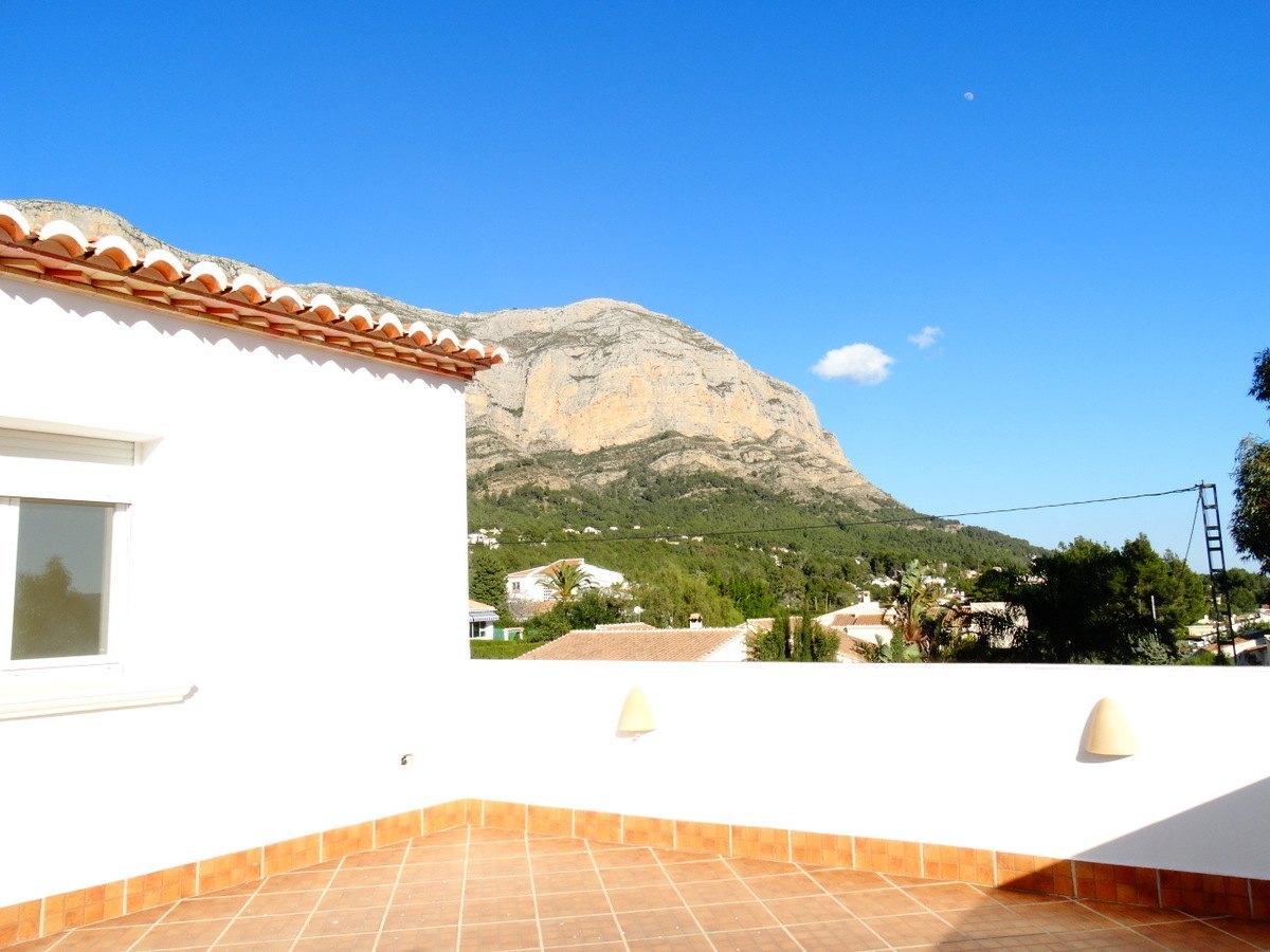 Bedrijfsgebouw met 4 appartementen te koop in Javea
