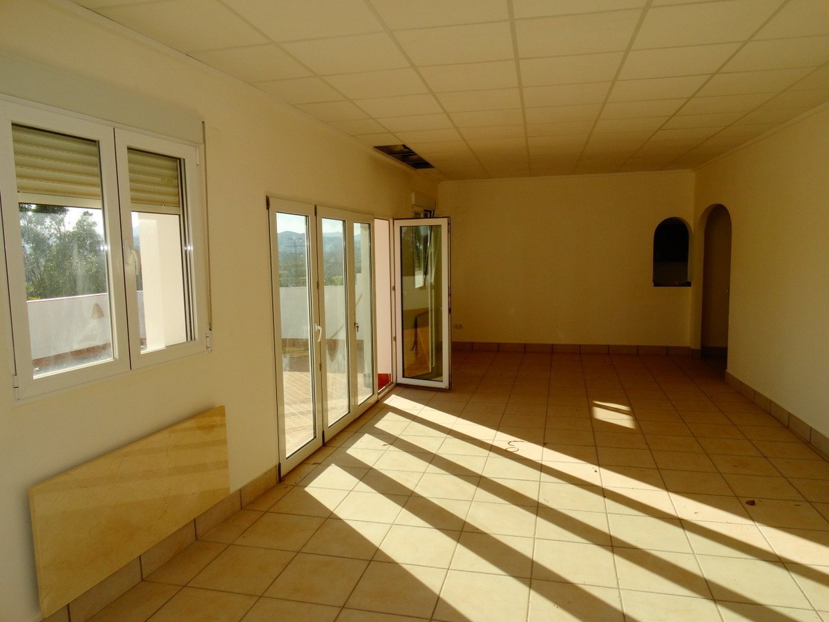 Bedrijfsgebouw met 4 appartementen te koop in Javea