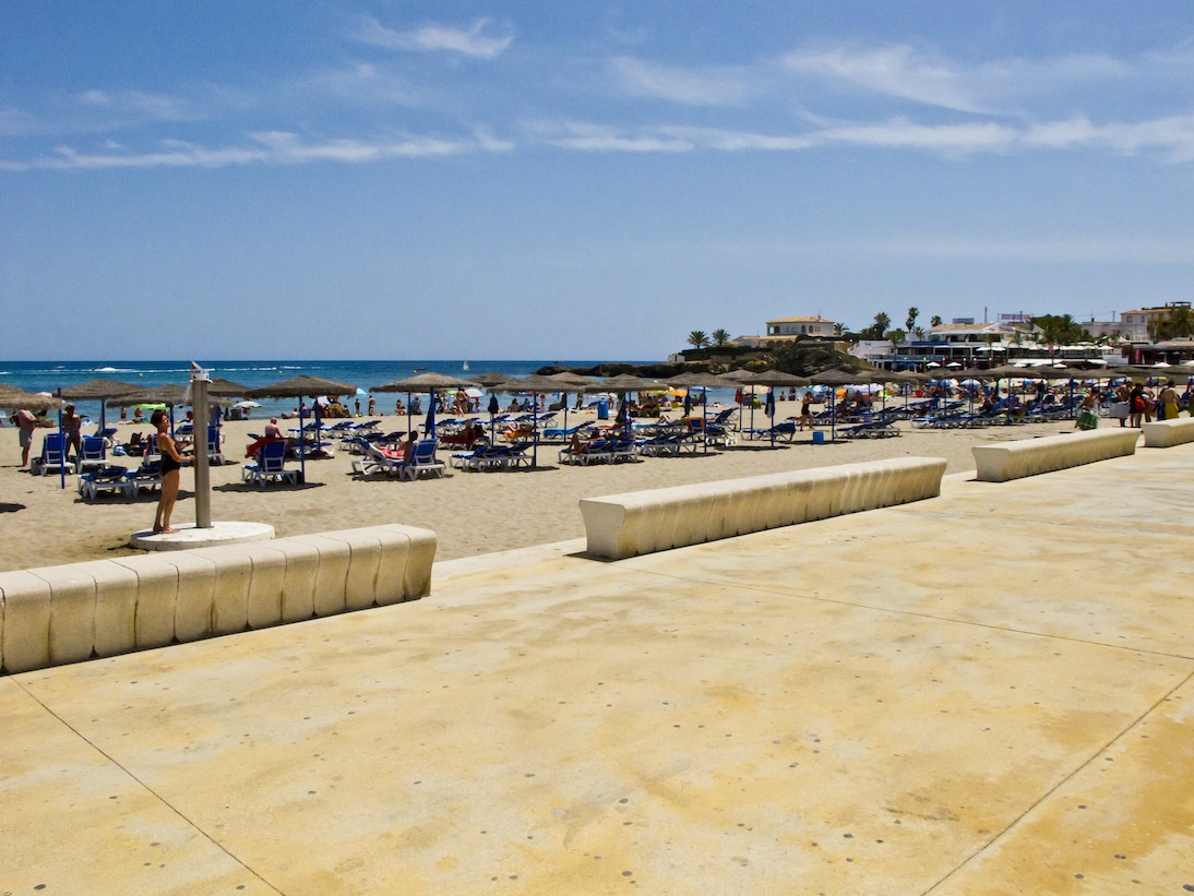 MODERNE DESIGN VILLA OP SLECHTS ENKELE MINUTEN VAN HET STRAND