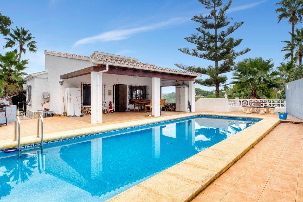 Mooie 3 bed villa te koop met uitzicht en dicht bij het strand van Javea