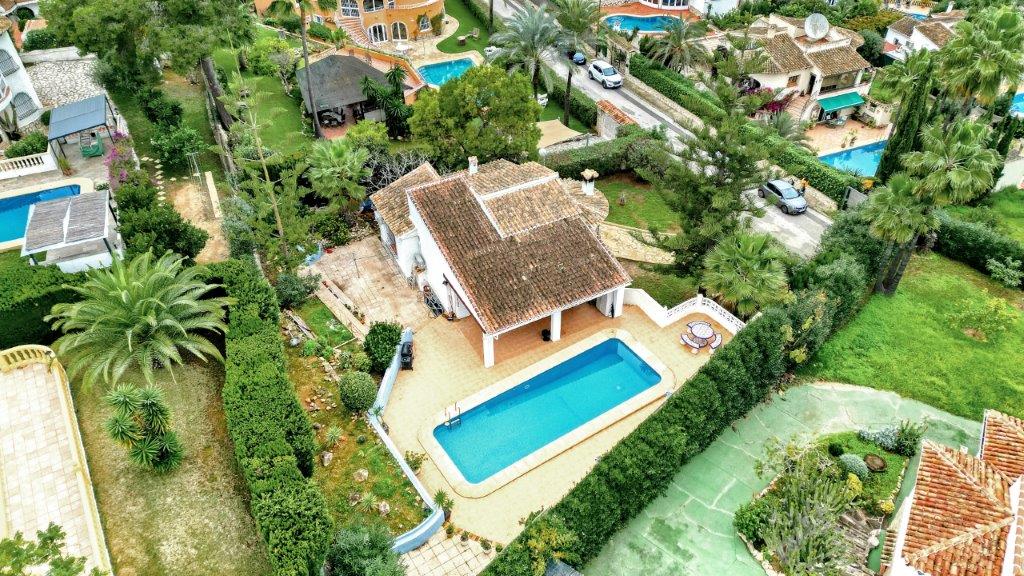 Mooie 3 bed villa te koop met uitzicht en dicht bij het strand van Javea