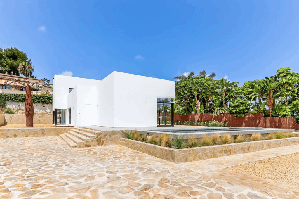 Prachtige nieuwe 3 slaapkamer villa te koop in Javea in de buurt van Arenal